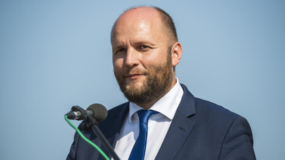 Na snímke minister obrany SR Jaroslav Naď počas tlačovej konferencie po podpise Dohody o ochrane vzdušného priestoru Slovenskej republike počas 11. ročníka Medzinárodných leteckých dní SIAF v priestoroch Leteckej základne Malacky-Kuchyňa v sobotu 27. augusta 2022. Ochranu vzdušného priestoru Slovenskej republiky prevezmú po uzemnení stíhacích lietadiel MiG-29 Česká republika a Poľsko. FOTO TASR - Jaroslav Novák