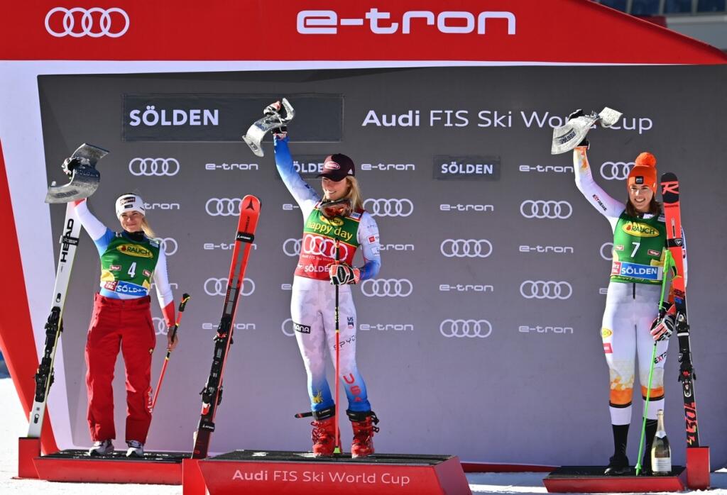 Víťazka Mikaela Shiffrinová sa raduje na pódiu. Ruky nad hlavu zdvíhala aj Petra s Larou.