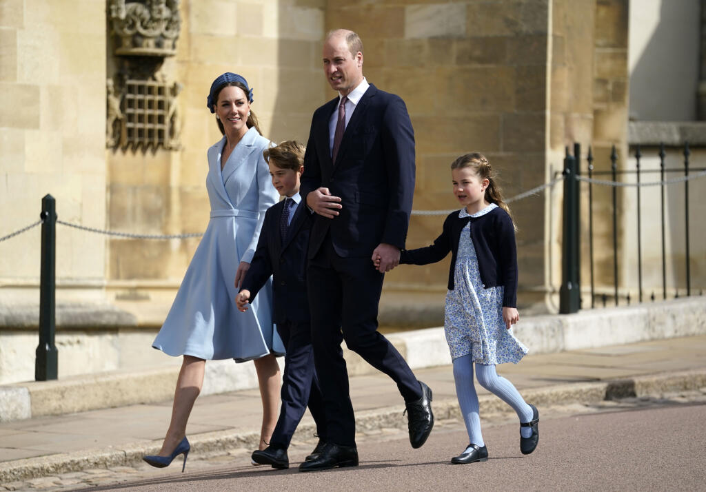 Na veľkonočnú bohoslužbu v Kaplnke sv. Juraja prišli členovia middletonovskej famílie ako cez kopirák. Zatiaľ čo malá Charlotte (6) ohurovala v bledomodrých šatách, podobne ako jej mama Kate (40), šuhaj George (8) nasadil po vzore otca princa Williama (39) štýlový oblek.