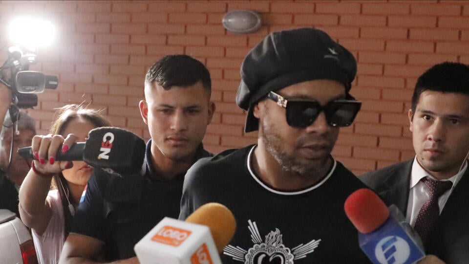 Bývalý brazílsky futbalista Ronaldinho pred advokátskou kanceláriou.