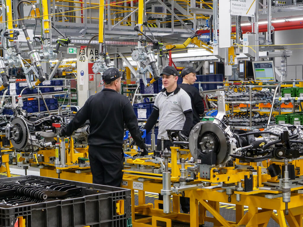 Na snímke výrobná linka závodu Jaguar Land Rover (JLR) počas návštevy premiéra SR Petra Pellegriniho v Nitre 5. decembra 2019. FOTO TASR/AP