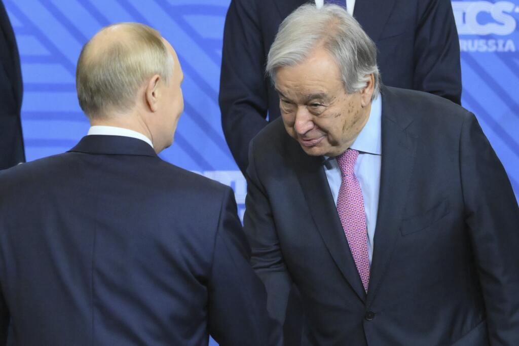 KK45 Kazaň - Ruský prezident Vladimir Putin (vľavo) a generálny tajomník OSN António Guterres si podávajú ruky počas skupinovej fotografie pred summitom skupiny BRICS, ktorá združuje krajiny Brazíliu, Rusko, Indiu, Čínu a Juhoafrickú republiku, v ruskej Kazani 24. októbra 2024. FOTO TASR/AP
Russian President Vladimir Putin, left, and United Nations Secretary-General Antonio Guterres shake hands during family photo ceremony prior to Outreach/BRICS Plus format session on the sidelines of the BRICS