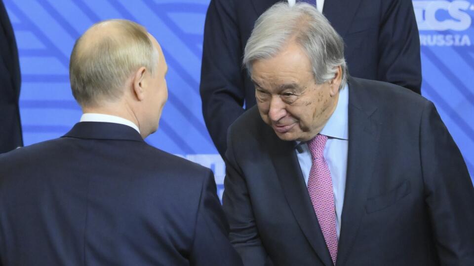 KK45 Kazaň - Ruský prezident Vladimir Putin (vľavo) a generálny tajomník OSN António Guterres si podávajú ruky počas skupinovej fotografie pred summitom skupiny BRICS, ktorá združuje krajiny Brazíliu, Rusko, Indiu, Čínu a Juhoafrickú republiku, v ruskej Kazani 24. októbra 2024. FOTO TASR/AP
Russian President Vladimir Putin, left, and United Nations Secretary-General Antonio Guterres shake hands during family photo ceremony prior to Outreach/BRICS Plus format session on the sidelines of the BRICS