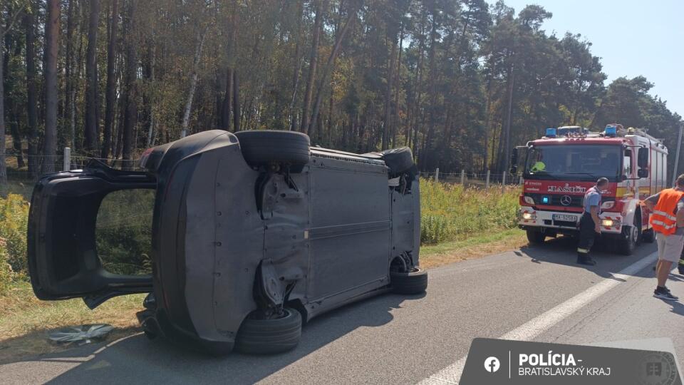 Policajti diaľničného oddelenia v Bratislave boli krátko po 12.00 h vyslaní na diaľnicu D2, kde došlo k udalosti v cestnej premávky s účasťou automobilu na plne elektrický pohon značky TESLA.