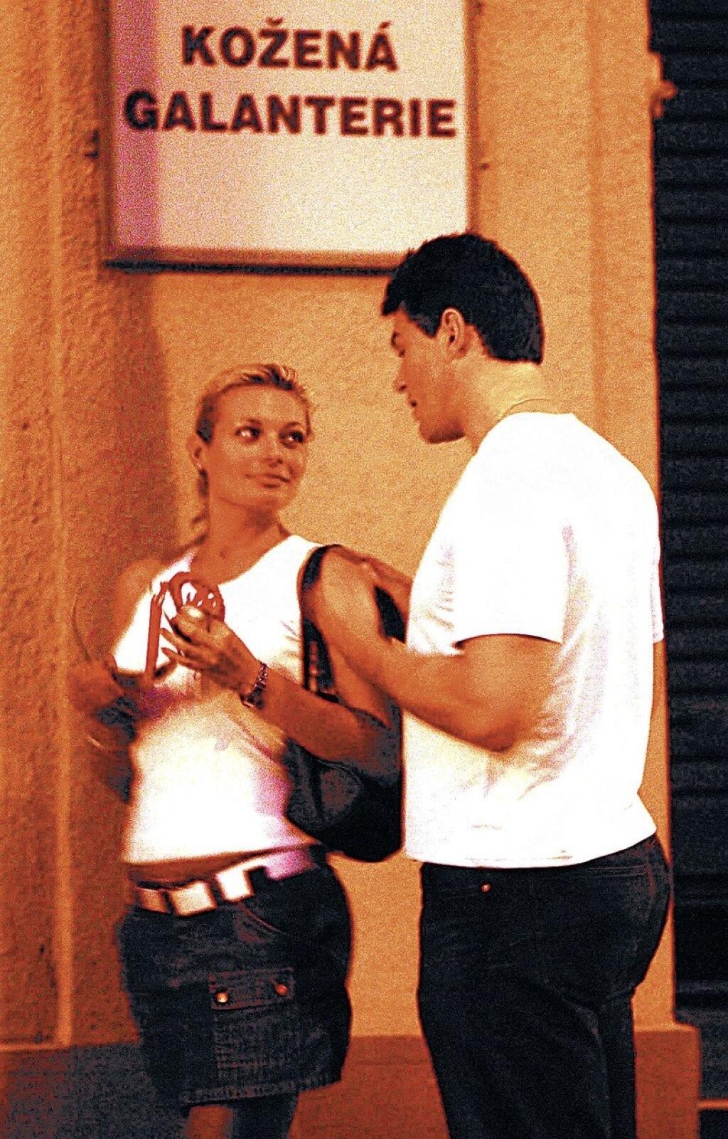 To bolo rozruchu, keď fotografi načapali Jágra, ako v roku 2004 prelieza plot, aby sa dostal za Lucie Borhyovou, ktorá bola jeho ďalším úlovkom z radu moderátoriek.