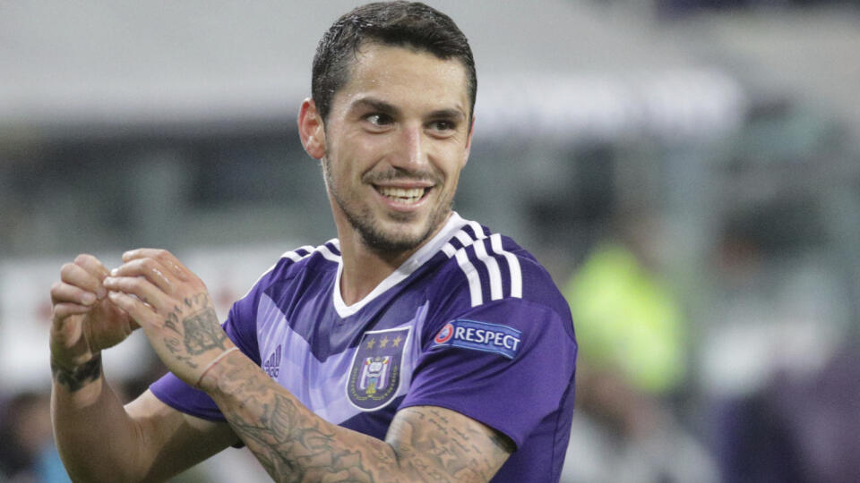Rumunský futbalista Nicolae Stanciu sa stal novou posilou pražskej Slavie. Bývalý hráč Sparty, ktorý naposledy pôsobil v saudskoarabskom Al Ahli, podpísal zmluvu do júna 2023.