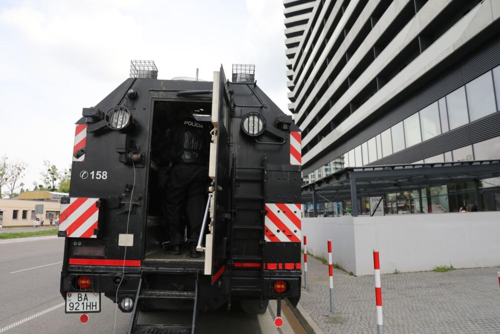 Finále Slovnaft Cupu medzi Slovanom Bratislava a Spartakom Trnava sprevádzali prísne opatrenia. Takto to vyzeralo v uliciach hlavného mesta pred príchodom fanúšikov Spartaka.