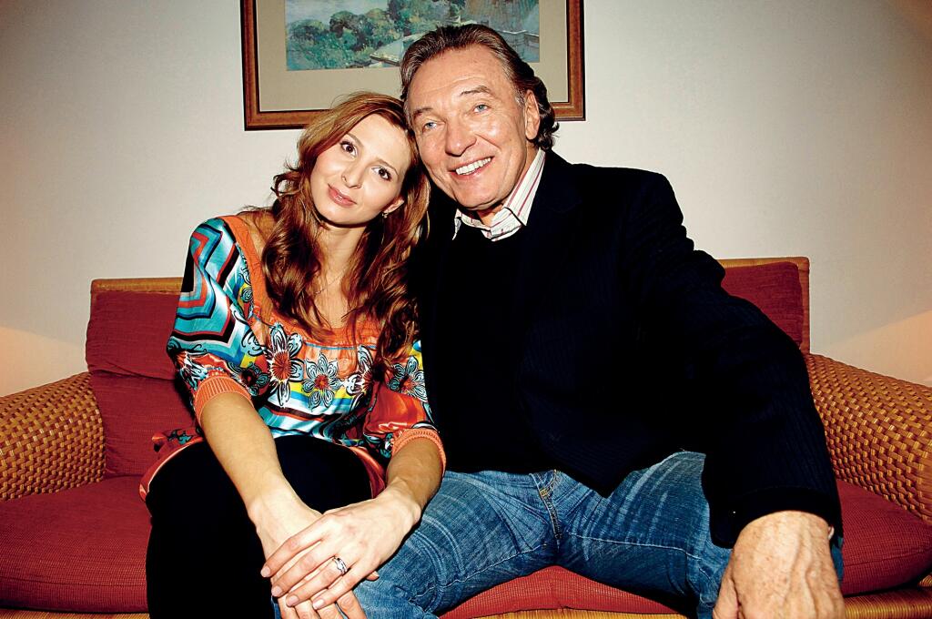 Karel Gott a Ivana Gottová
foto: Michaela Feureislová
uverejnené. Šarm č.06/2008
pôvodný súbor:gott3 feuer.eps
