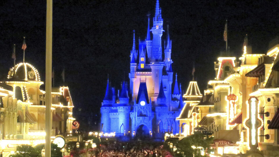 EBE 12 Lake Buena Vista - Na snímke návštevníci opúšťajú zábavný park Magic Kingdom v rezorte Walt Disney World na Floride po tom, ako ho kvôli koronavírusu zavreli v nedeľu večer 15. marca 2020. FOTO TASR/AP
Guests gather on Main Street USA, in the Magic Kingdom at Walt Disney World in the final minutes before the park closed, Sunday night, March 15, 2020, in Lake Buena Vista, Fla. Walt Disney World announced that all their park will be closed for the rest of March as a result of the coronavi