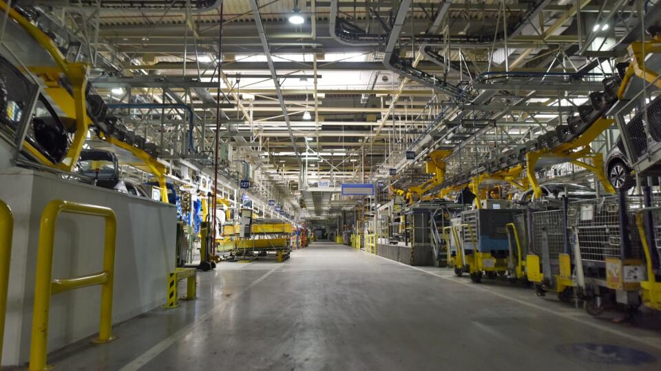 Trnavská automobilka Groupe PSA Slovakia nevyrába kvôli pandémii nového koronavírusu od 19. marca 2020. Počas odstávky výroby zriadili na pracovisku viacero sanitárnych opatrení. Na snímke výrobná hala montáže počas prezentácie nových sanitárnych opatrení v trnavskej automobilke Groupe PSA Slovakia v Trnave v piatok 17. apríla 2020. FOTO TASR - Lukáš Grinaj