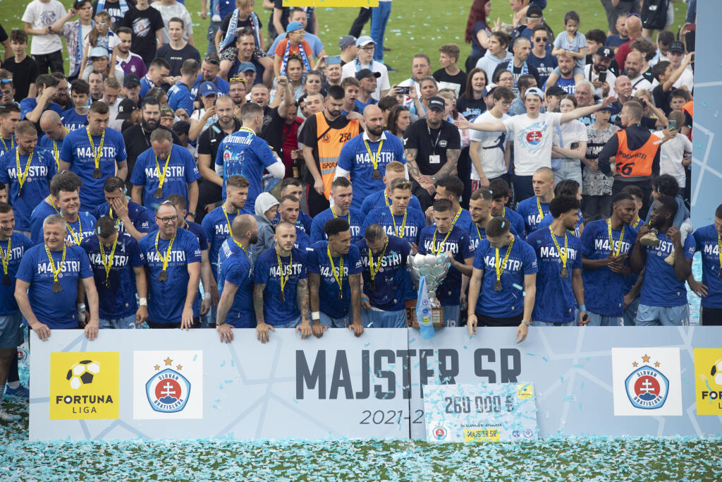 Na snímke futbalisti Slovana Bratislava , ktorý oslavujú zisk 4. titulu Fortuna ligy za sebou.