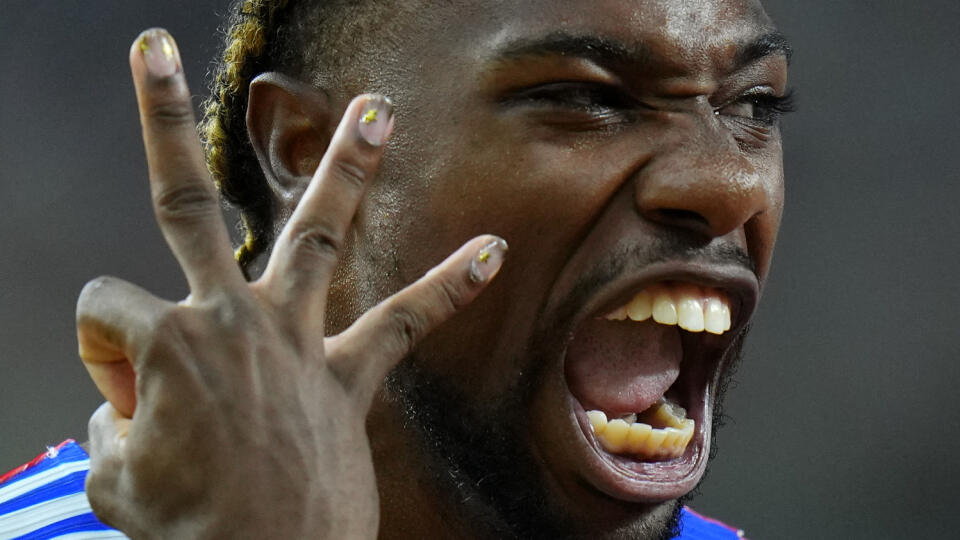 Američan Noah Lyles sa teší z víťazstva vo finále štafiet na 4x100 m mužov na MS v atletike v Budapešti.