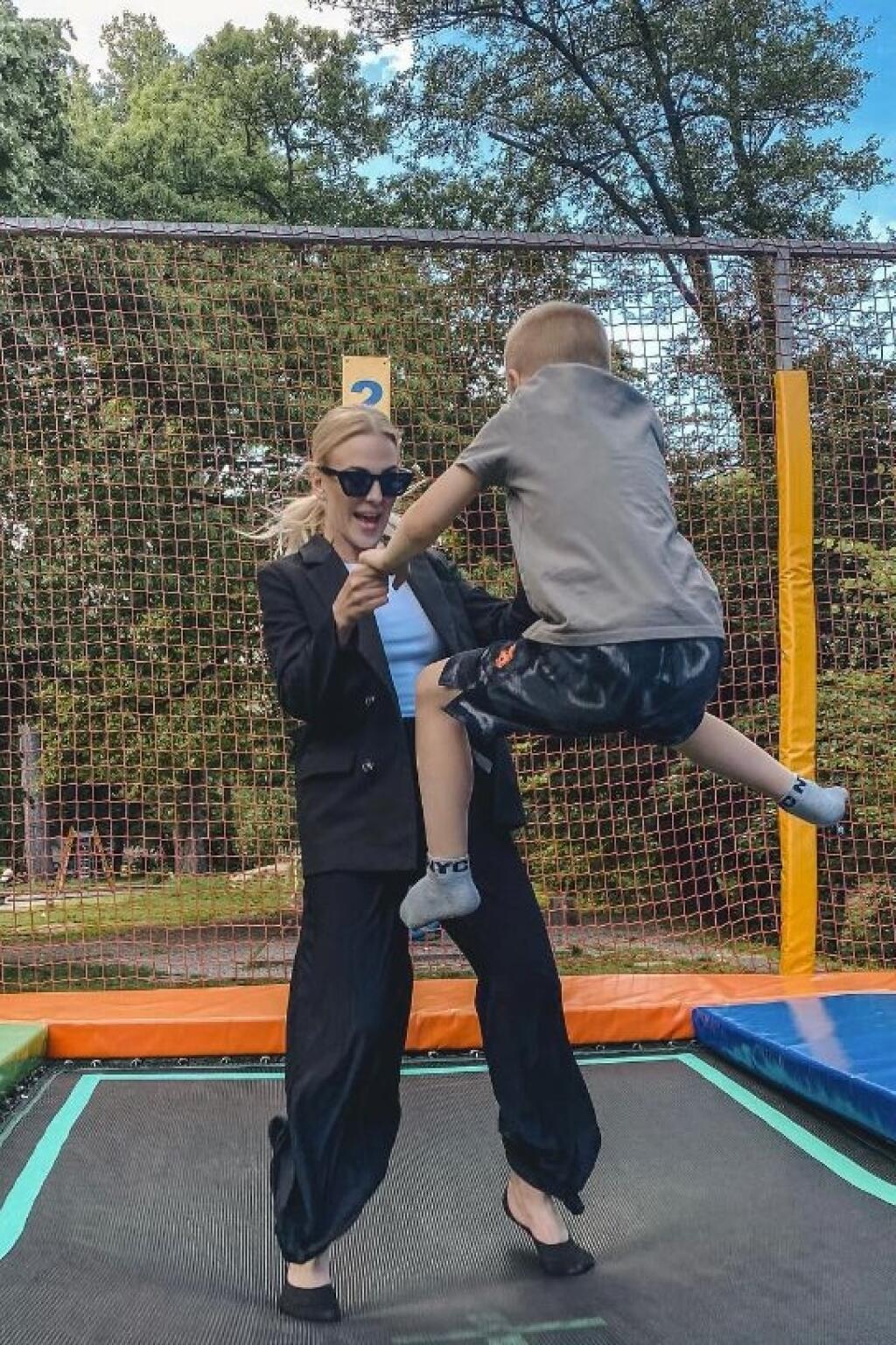 Barbora Balúchová so synom na trampolíne.
