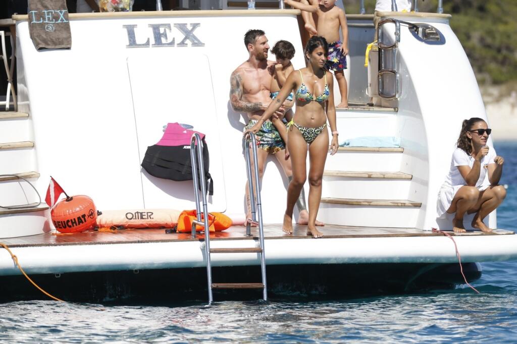 Lionel Messi čerpal sily na luxusnej jachte, kde si vyšiel so svojou rodinkou aj s rodinkou Luisa Suareza.