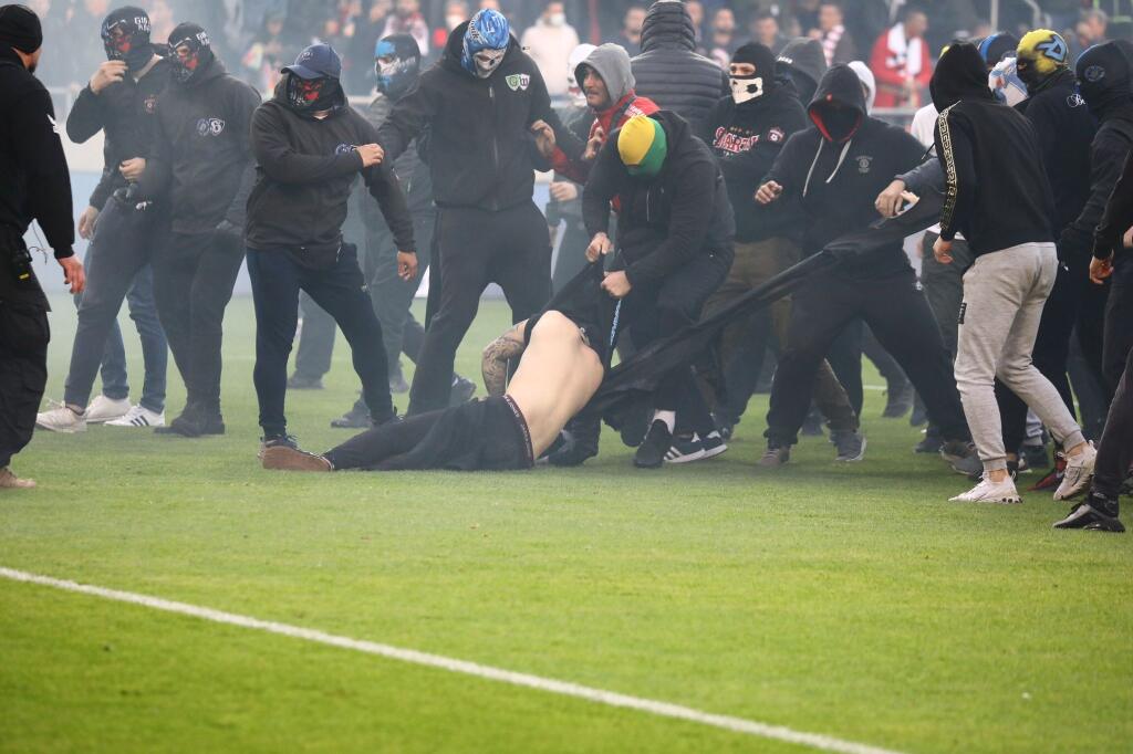 Derby Trnavy so Slovanom predčasne ukončili po tom, ako ihrisko zaplavili chuligáni, ktorí sa bili hlava-nehlava.