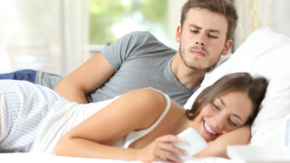 muž a žena - manželia - mobilný telefón - telefonovanie - žiarlivosť
