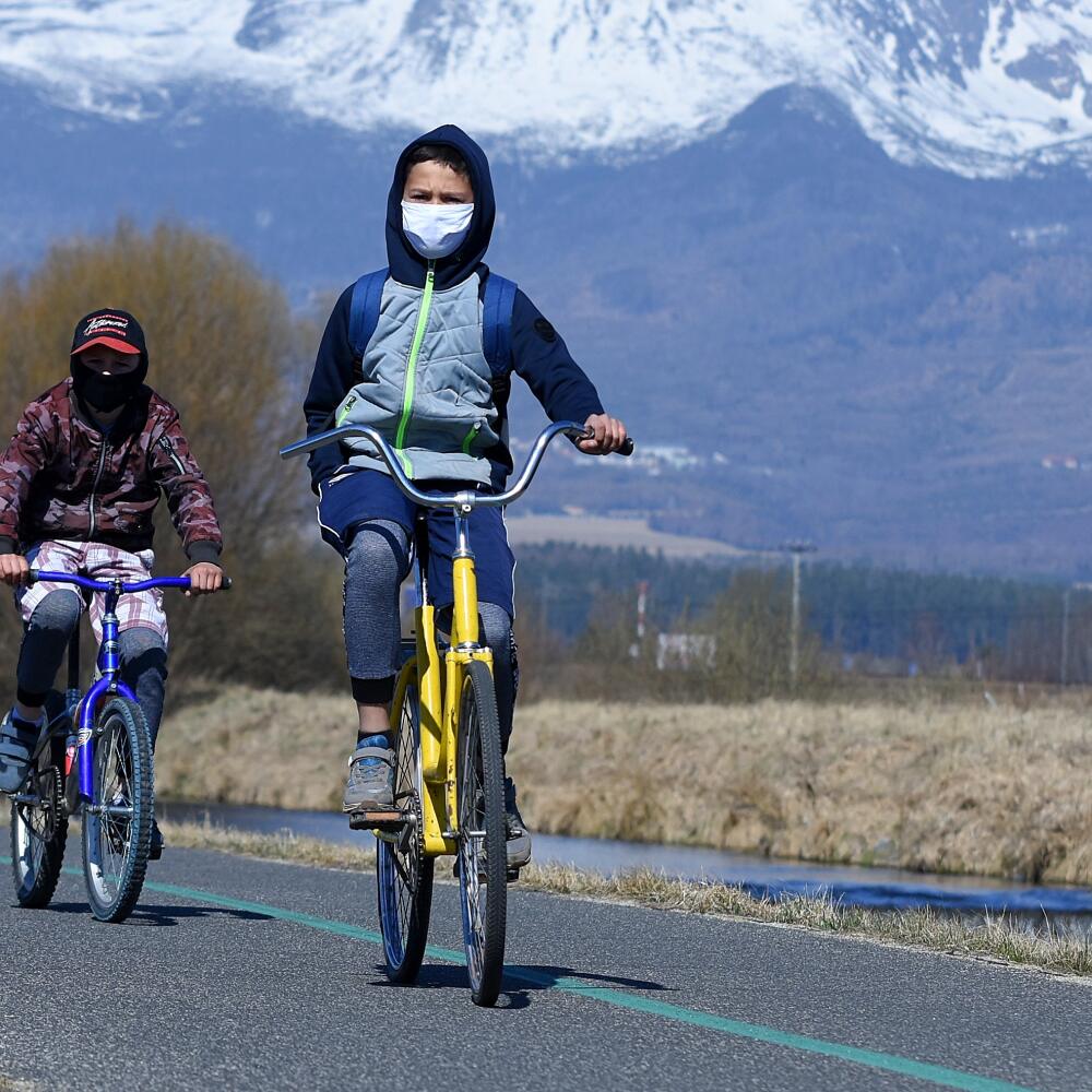 Na snímke z 5. apríla 2020 mladí cyklisti sa bicyklujú po cyklistickom chodníku neďaleko Popradu. FOTO TASR - Oliver Ondráš