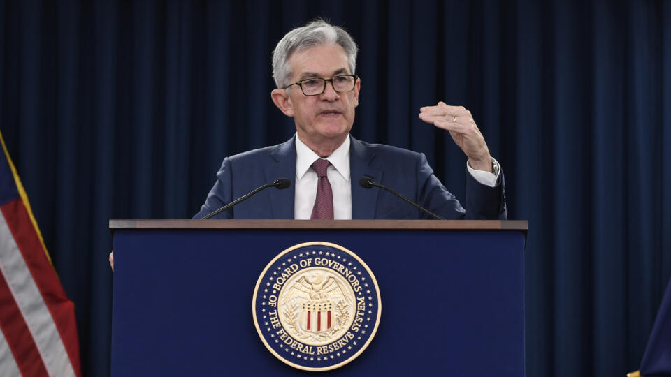 WA 15 archív Washington - Na archívnej snímke z 30. októbra 2019 šéf americkej centrálnej banky (Fed) Jerome Powell reční na tlačovej konferencii vo Washingtone. Ekonomika USA bude s najväčšou pravdepodobnosťou pokračovať v expanzii, povedal Powell. Fed koncom októbra znížil svoju kľúčovú sadzbu tretíkrát v tomto roku, signalizoval však, že nebude pokračovať v uvoľňovaní menovej politiky, ak sa výrazne nezmenia ekonomické vyhliadky. FOTO TASR/AP
FILE - In this Oct. 30, 2019, file photo Federa