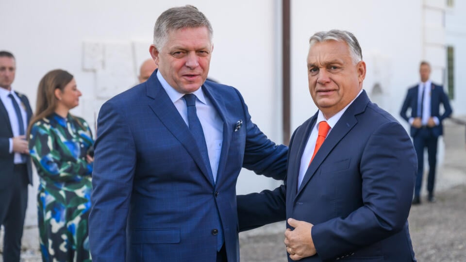 Na snímke zľava predseda vlády SR Robert Fico a predseda vlády Maďarska Viktor Orbán počas summitu lídrov Slovenskej republiky, Srbska a Maďarska k nelegálnej migrácii v Komárne 22. októbra 2024. FOTO TASR - Jaroslav Novák