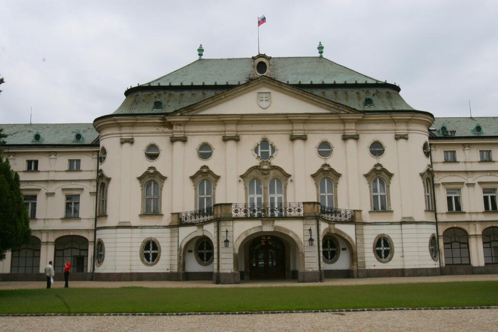 Úrad vlády, niekdajší Letný arcibiskubský palác.