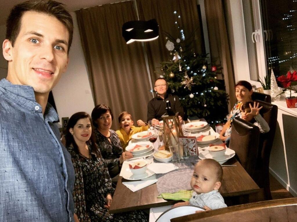 Vodnoslalomár Matej Beňuš pri štredovečernom stole s rodinkou.