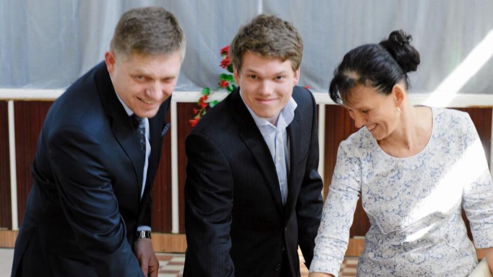 polling station, Fico, wife Svetlana, son Michal, urn