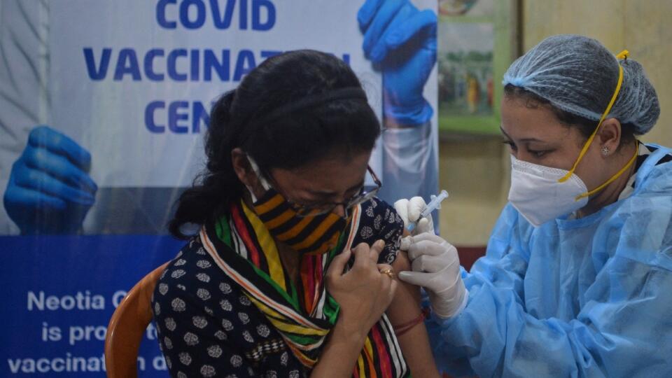 India začala s masívnym očkovaním, len za prvý deň dostalo vakcínu viac ako 7 miliónov ľudí.