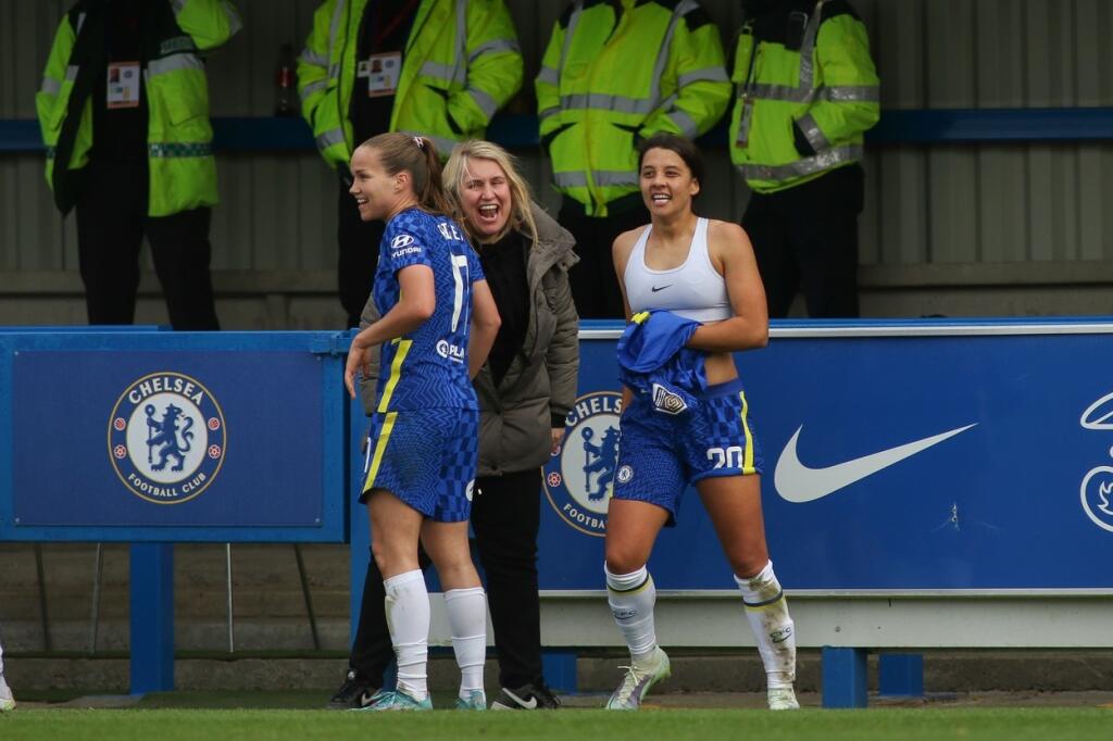 Aj opora Chelsea Sam Kerrová po góle vyzliekla dres a odhalila, čo skrýva pod ním.