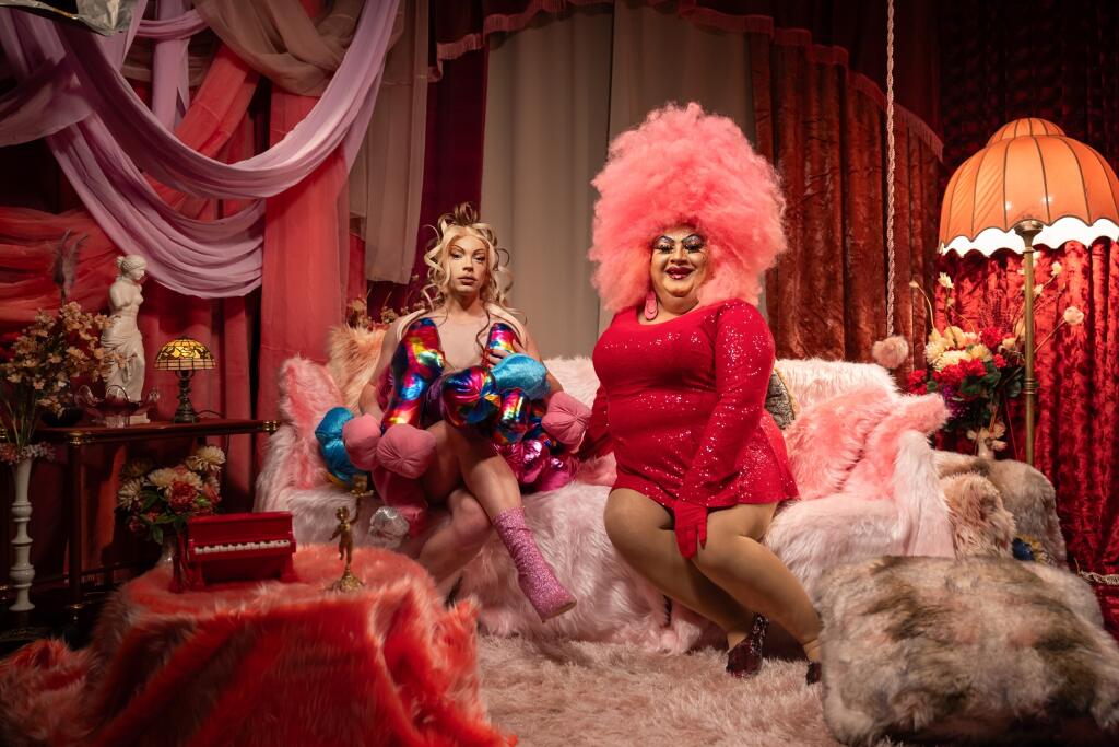 Creative Swine hostkou Chi Chi Tornado v prvej českej drag talk show Chi Chi na gauči.