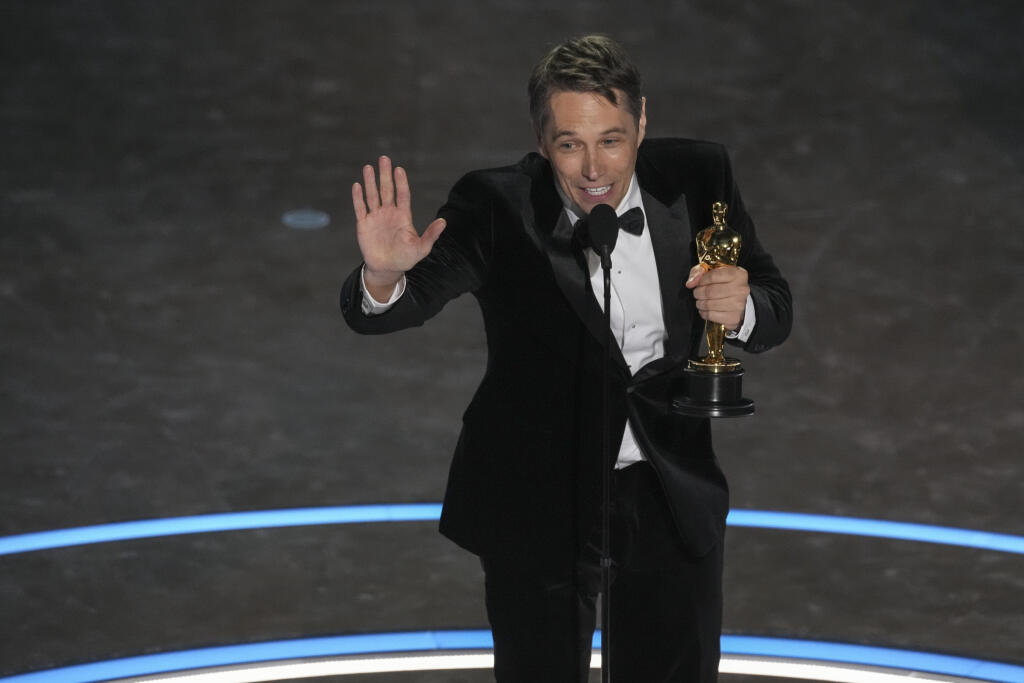 KK16 Los Angeles - Americký režisér Sean Baker si prevzal cenu v kategórii najlepší strih za snímku Anora na 97. ročníku odovzdávania Oscarov 2. marca 2025 v Los Angeles. FOTO TASR/AP
Sean Baker accepts the award for best film editing for 