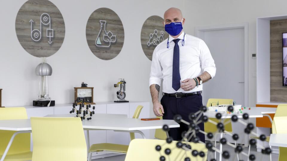 Modelová škola Ministerstva školstva, vedy, výskumu a športu SR má slúžiť ako inšpirácia nielen pre priestorové riešenia, ale aj pre inovatívne prístupy k výučbe pre všetky školy na Slovensku a ako vzdelávacie centrum pre učiteľov. V škole je deväť tried, ktoré sú tematicky prispôsobené na jednotlivé predmety a prierezové témy, ktoré sa v nich vyučujú. Rovnako má aj centrálnu oddychovú zónu pre žiakov. Na snímke minister školstva, vedy, výskumu a športu SR Branislav Gröhling v triede pre výučbu