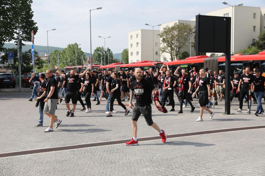 Tradičný pochod Trnavčanov z vlakovej stanice na štadión sa nekonal. Fanúšikovia Spartaka po príchode nastúpili do autobusov, ktoré im pripravilo mesto a ktoré ich odviezli do dejiska finále.
