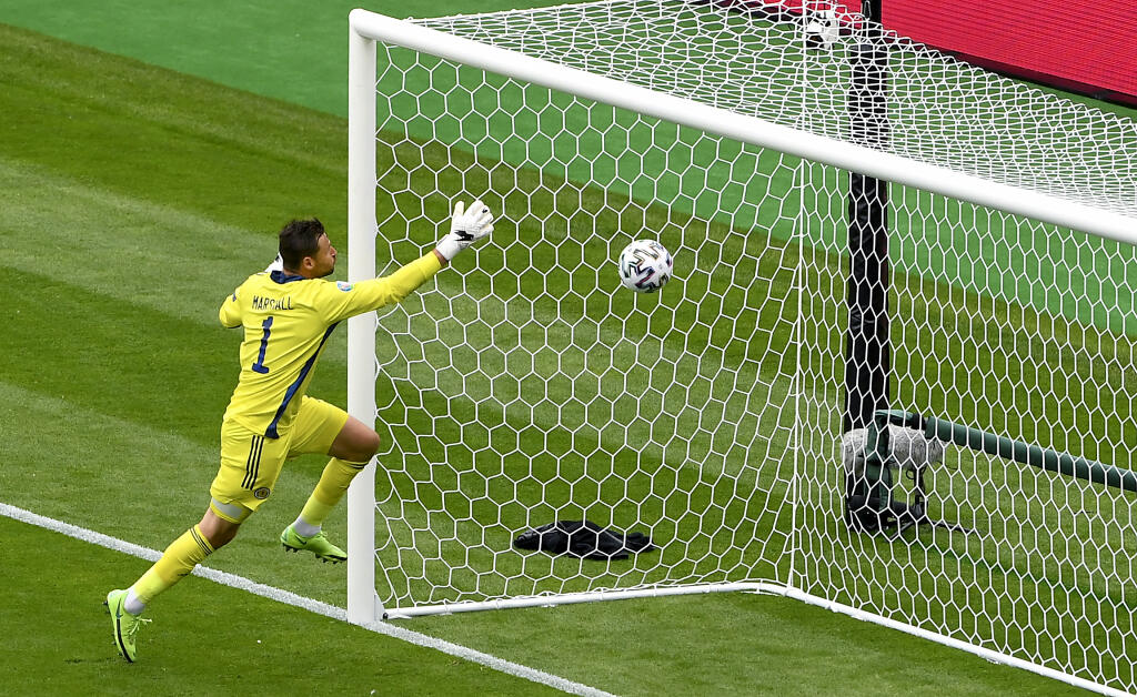 KK42 Glasgow - Škótsky brankár David Marshall dostáva gól po strele českého futbalistu Patrika Schicka počas zápasu základnej D-skupiny Škótsko - Česká republika na ME vo futbale 14. júna 2021 v Glasgowe. FOTO TASR/AP
Scotland's goalkeeper David Marshall fails to safe a long distance shot by Czech Republic's Patrik Schick during the Euro 2020 soccer championship group D match between Scotland and Czech Republic at Hampden Park stadium in Glasgow, Monday, June 14, 2021. (AP Photo/Andy Buchanan, P