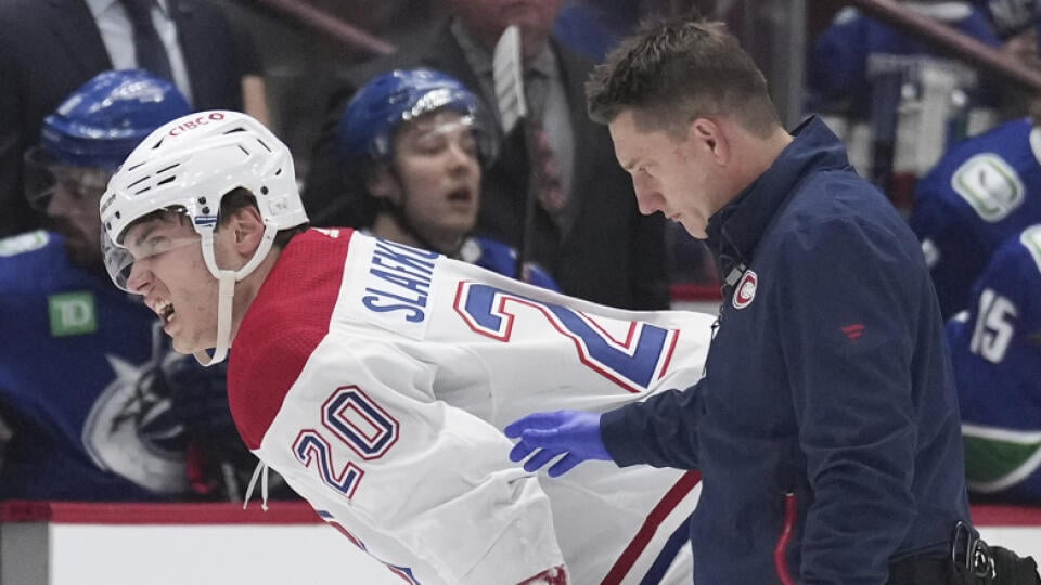 KK6 Vancouver - Slovenský hokejista Juraj Slafkovský (20) z Montrealu Canadiens odchádza z ľadu počas zápasu zámorskej NHL proti Vancouveru Canucks 5. decembra 2022 vo Vancouveri. FOTO TASR/AP
Montreal Canadiens' Juraj Slafkovsky (20) leaves the ice with a trainer after taking being checked into the boards during the first period of an NHL hockey game in Vancouver, British Columbia, Monday, Dec. 5, 2022. (Darryl Dyck/The Canadian Press via AP)