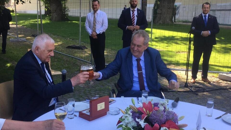 V záhradách Pražského hradu Zeman jubilanta Klausa obdaroval rýpavým darom s poznámkou, že už dlho nebol v Čile. „A aby som nezabudol, nechaj sa očkovať,“ poradil na záver oslávencovi, no Klaus rýchlo kontroval, že to nemá v pláne.