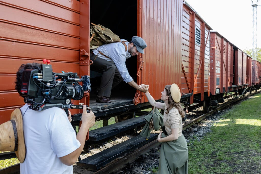 Mimoriadna epizóda s názvom Dunaj, k vašim službám: Príbeh, ktorý ožil ponúka exkluzívny pohľad do zákulisia jednej z najväčších televíznych produkcií uplynulých rokov.