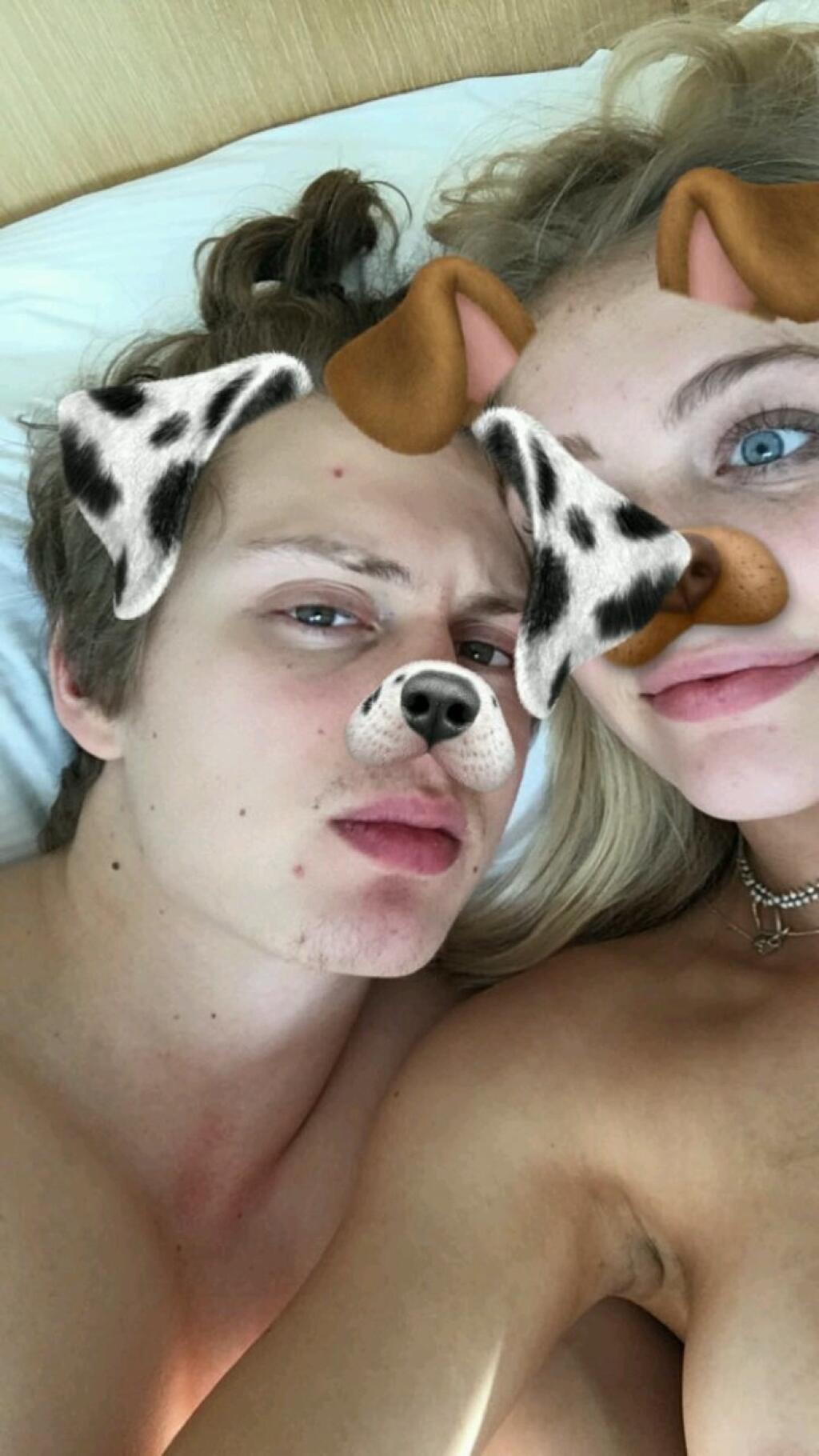 Keď si fínsky hokejista (momentálne v službách Toronta) Kasperi Kapanen zvečnil posteľné hrátky s priateľkou, zrejme mu nenapadlo, že sa môže stať obeťou hackerov.