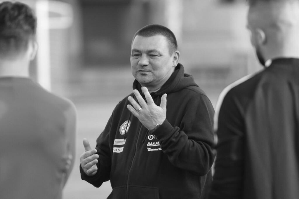 MILAN MALATINSKÝ (†48) - Trénera slovenskej futbalovej reprezentácie do 18 rokov zrazil v polovici mája 2018 vlak neďaleko slovenských hraníc v českom meste Břeclav. Predtým náš futbalový zväz oznámil jeho porušenie podmienok zmluvy, v médiách sa pretriasalo, že za tým bol alkohol. Bol synovcom legendárneho trnavského trénera Antona Malatinského, ako hráč obliekal dres Trnavy, Dukly Banská Bystrica a bratislavského Interu.