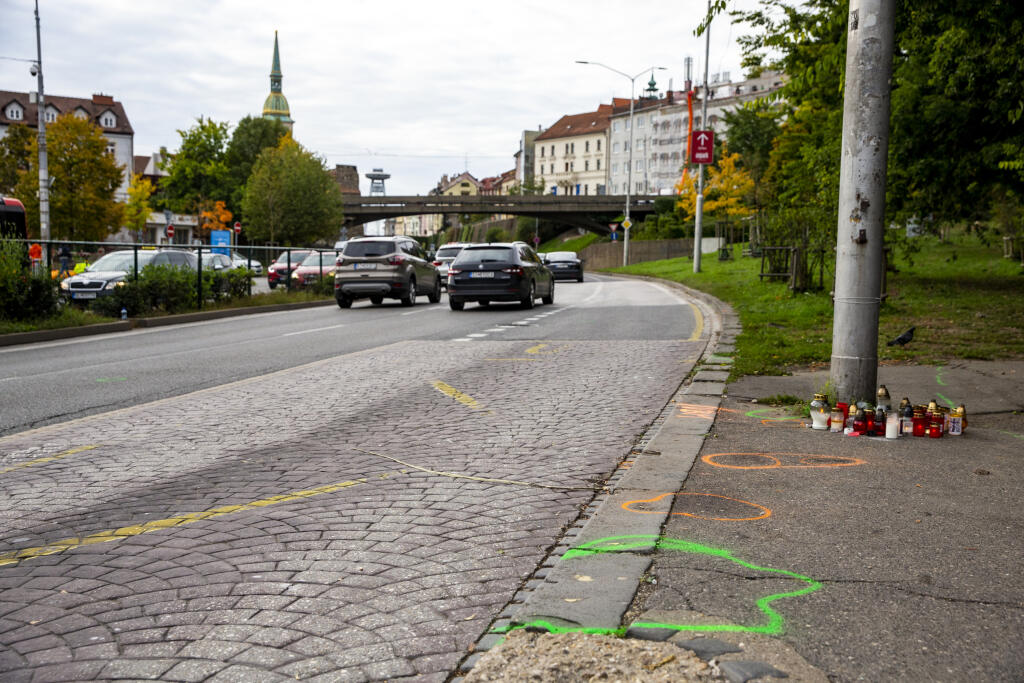 Na snímke je miesto nehody na bratislavskej autobusovej zastávke Zochova, na ktorej došlo v noci 2.10.2022 k tragickej dopravnej nehode.
