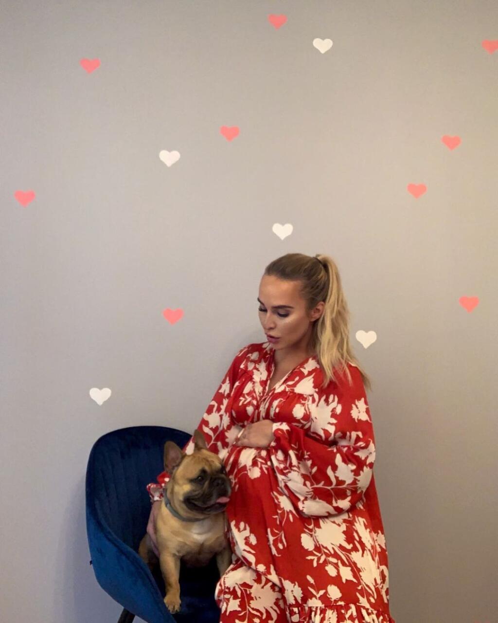Tehotná Lucia Mokráňová s ďalším členom rodiny.