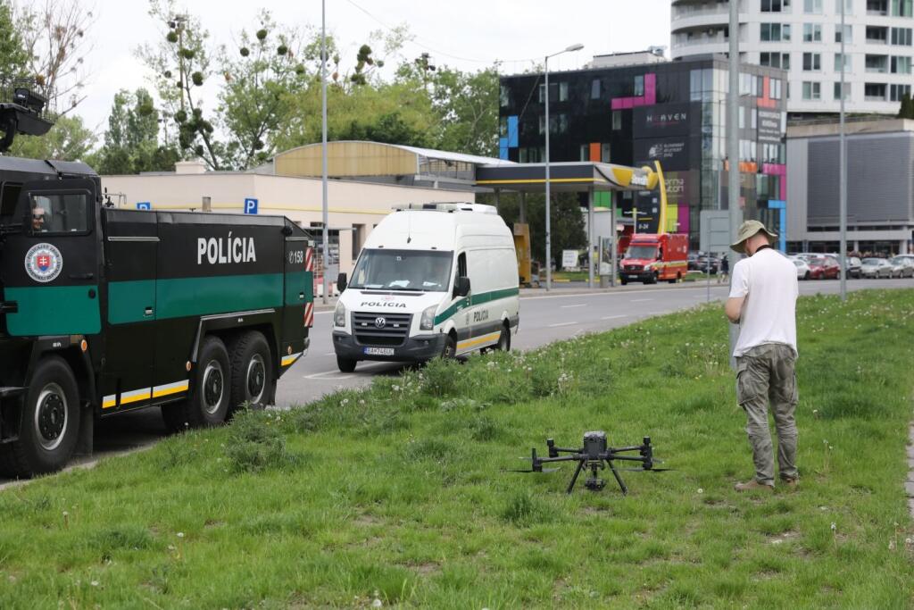Finále Slovnaft Cupu medzi Slovanom Bratislava a Spartakom Trnava sprevádzali prísne opatrenia. Takto to vyzeralo v uliciach hlavného mesta pred príchodom fanúšikov Spartaka.