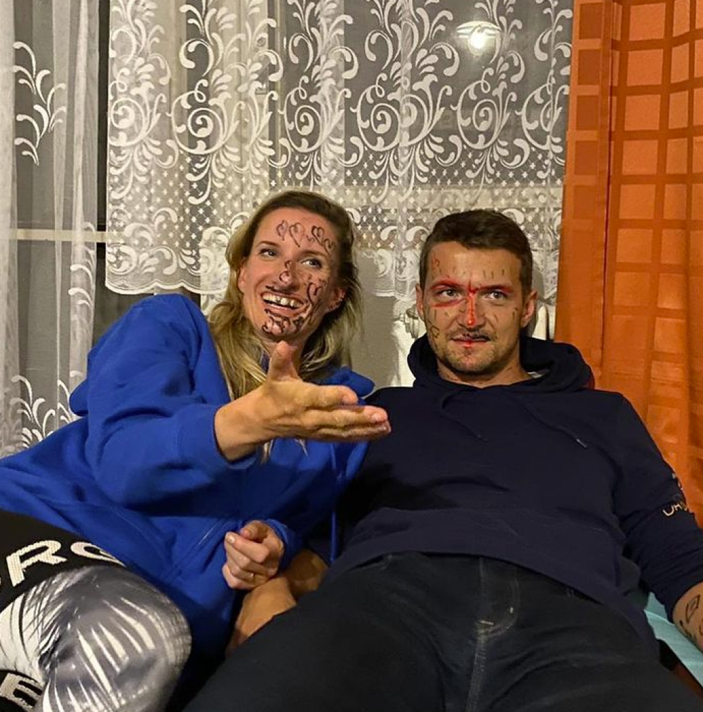 Adela objavila čaro sociálnych sietí a na fotografiách sa ukazuje aj v nie príliš lichotivých pózach.