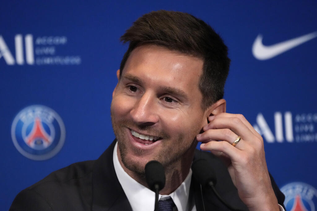JB 37 Paríž - Argentínsky futbalista Lionel Messi počas tlačovej konferencie na štadióne Parc des Princes v Paríži 11. augusta 2021. Messi si podľa vlastných slov užíva prítomnosť v tíme Paríž St. Germain od prvých minút. Francúzsky vicemajster predstavil svoju novú hviezdnu posilu v stredu na tlačovej konferencii. Tridsaťštyriročný argentínsky útočník opustil po 21 rokoch FC Barcelona. V metropole Francúzska podpísal zmluvu na 2 roky s opciou na ďalší rok. Podľa medializovaných informácií má r