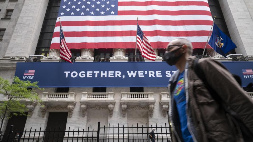 WA 3 New York - Muž s ochranným rúškom kráča okolo newyorskej burzy v utorok 26. mája 2020.
A man wearing a protective face mask passes the New York Stock Exchange, Tuesday, May 26, 2020, as employees arrive for the partial reopening of the trading floor. (AP Photo/Mark Lennihan)