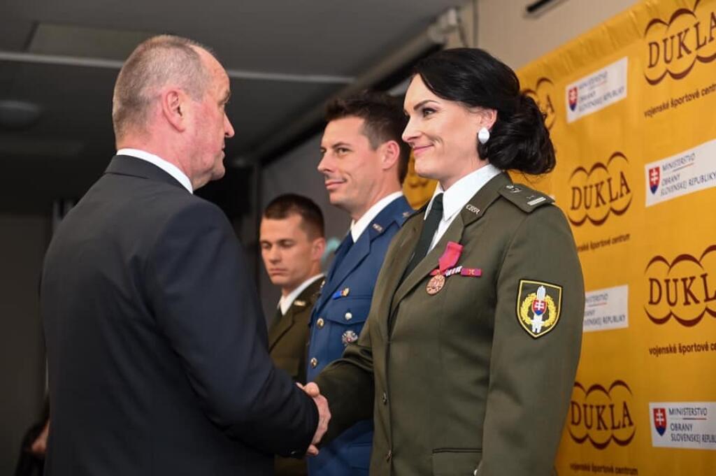 Slovenskej kladivárke to sekne aj v uniforme, čo poviete?