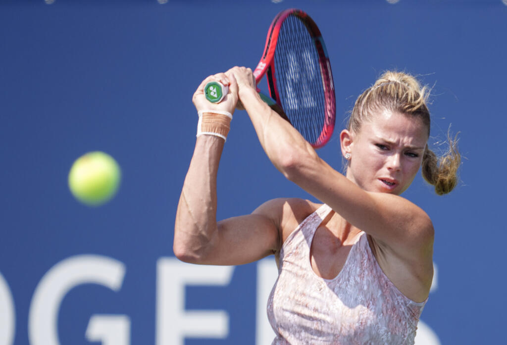 Talianska tenistka Camila Giorgiová odvracia loptičku Belgičanke Elise Mertensovej v 1. kole tenisového turnaja WTA v Montreale.
Camila Giorgi of Italy returns to Elise Mertens of Belgium at the National Bank Open tennis tournament in Montreal, Tuesday Aug. 10, 2021. (Paul Chiasson/The Canadian Press via AP)
