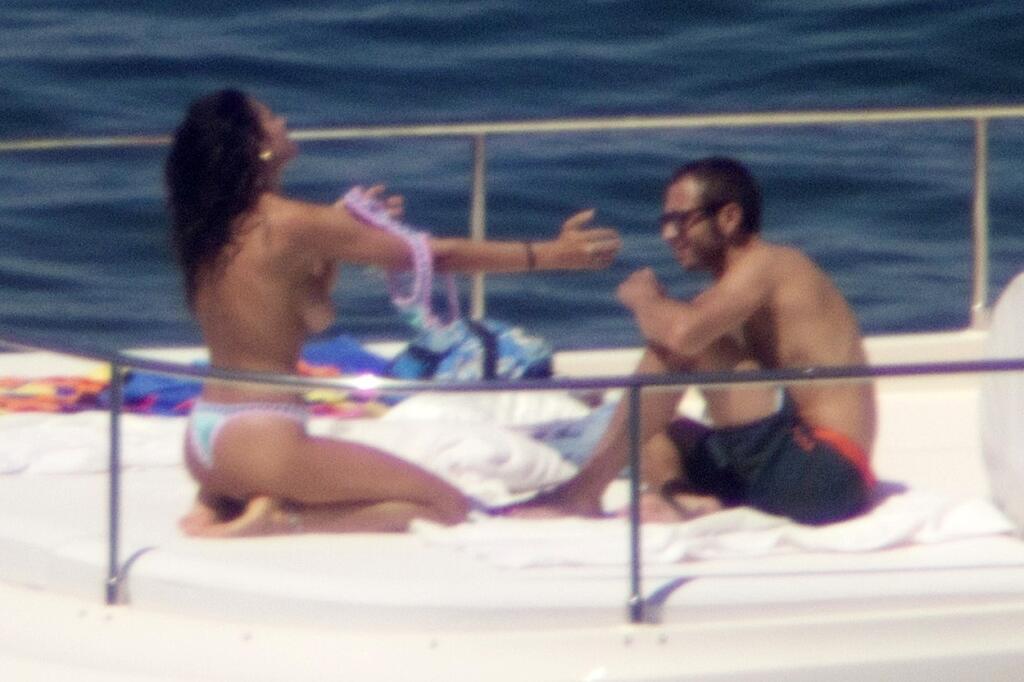 Párik je vďačným objektom paparazzi fotografov, ktorí na Francescu a Valentina striehnu najmä na dovolenke. Sexi modelku načapali pri prezliekaní či opaľovaní sa a ukázala tak celému svetu prsia.
