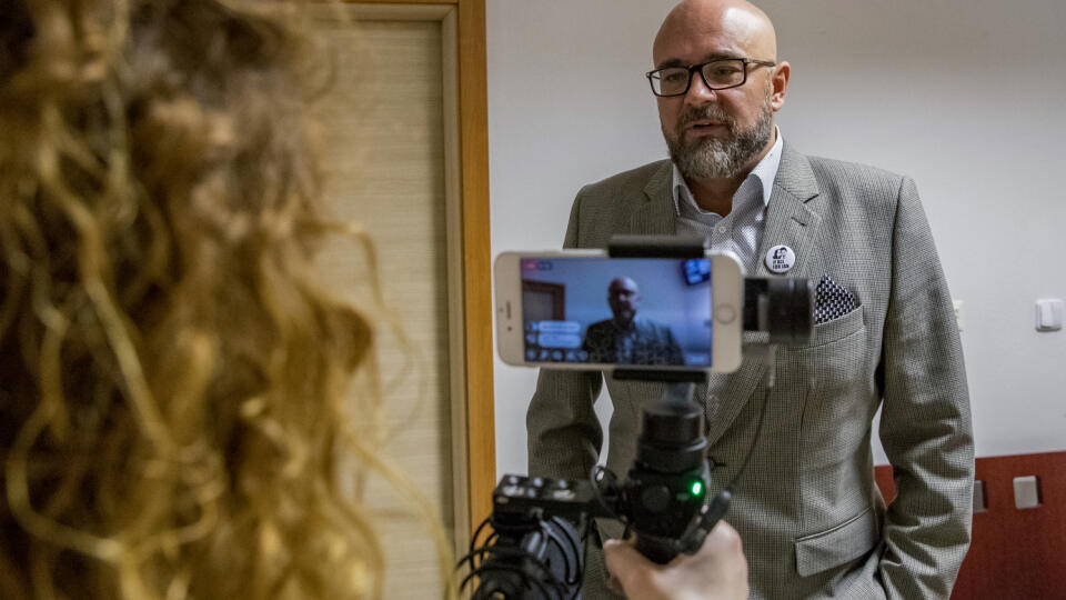 Piate pojednávanie na Špecializovanom trestnom súde v Pezinku vo veci vraždy investigatívneho novinára Jána Kuciaka a jeho snúbenice Martiny Kušnírovej. Na snímke je šéfredaktor portálu Aktuality.sk Peter Bárdy, kolega Jána Kuciaka, ktorý bude vypovedať ako svedok.