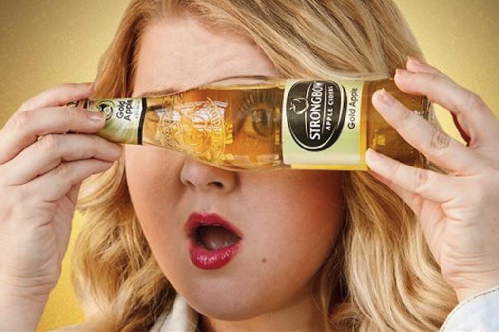 Tvárou ciderov Strongbow je komička Evelyn. Nakrúca videá z Londýna