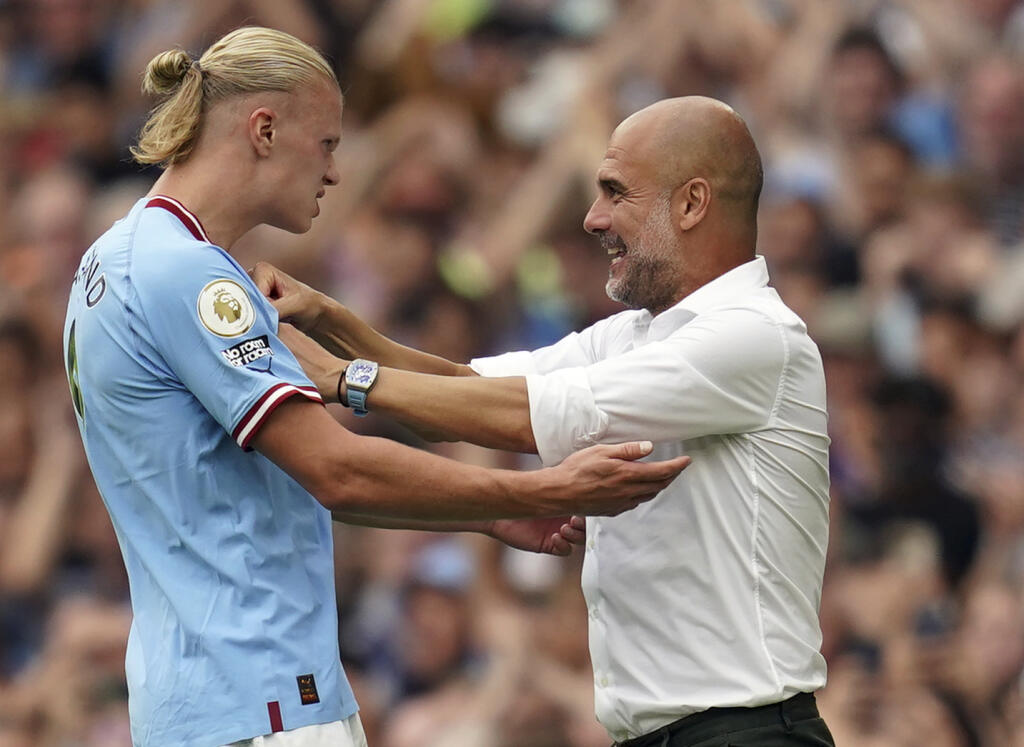 WA 54 Manchester - Futbalista Manchestru City Erling Haaland (vľavo) a tréner Pep Guardiola sa tešia po strelení gólu v zápase 4. kola anglickej Premier League Manchester City - Crystal Palace v Manchestri v sobotu 27. augusta 2022. FOTO TASR/AP
Manchester City's Erling Haaland celebrates scoring his side fourth goal of the game to complete his hat trick with manager Pep Guardiola during the Premier League match at the Etihad Stadium, Manchester, England, Saturday Aug. 27, 2022. (Nick Potts/P